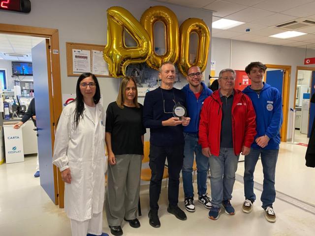 Centro trasfusionale dell’ospedale Versilia, festeggiato il super donatore di sangue