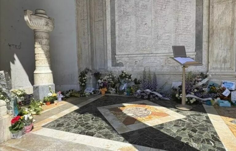 In migliaia ai funerali di Giacomo Bongiorni, ucciso a Massa