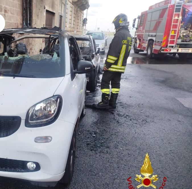 Livorno, bruciano due auto nella notte. L’incendio è doloso