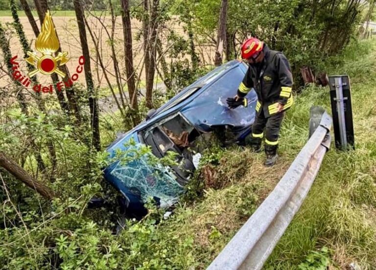 Intrappolato nelle lamiere un uomo uscito di strada a Calcinaia