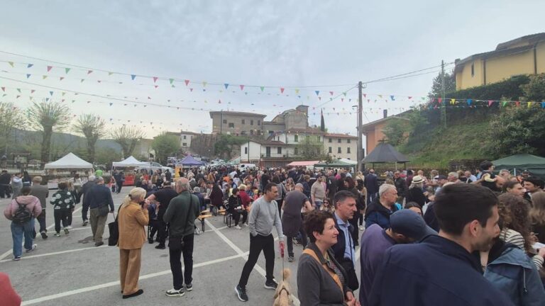 La bella ‘festa delle frittelle ‘ a Marliana, ma in una piazzetta c’è l’erba abbandonata
