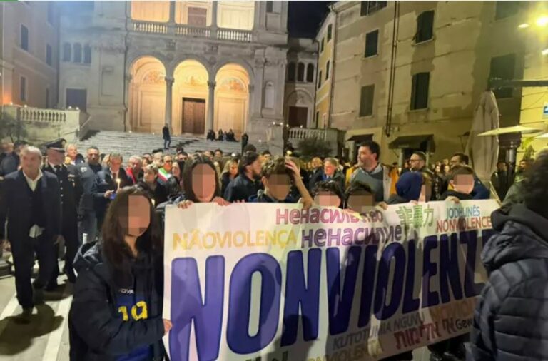 Ucciso davanti al figlio, in migliaia alla fiaccolata a Massa