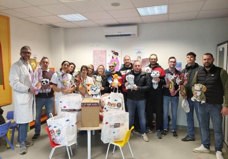 La Curva della Lucchese porta doni ai piccoli pazienti del San Luca