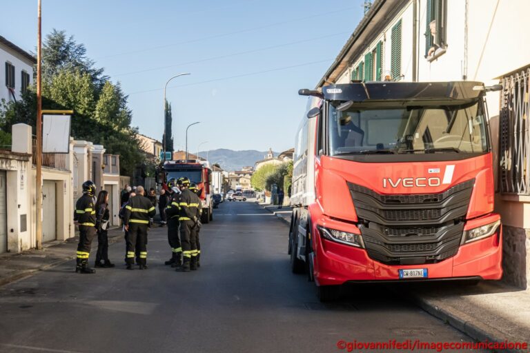 Pistoia, camion bloccato in via Antonelli: strada chiusa per intervento dei vigili del fuoco