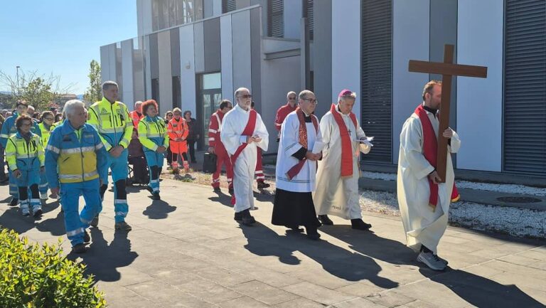 Il vescovo Nerbini ha guidato la Via Crucis intorno all’ospedale di Prato. Un rito che si rinnova dalla pandemia