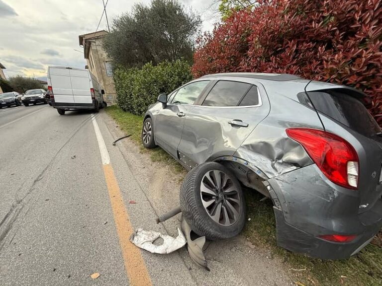 Ancora un incidente sulla via Fiorentina, per fortuna senza feriti