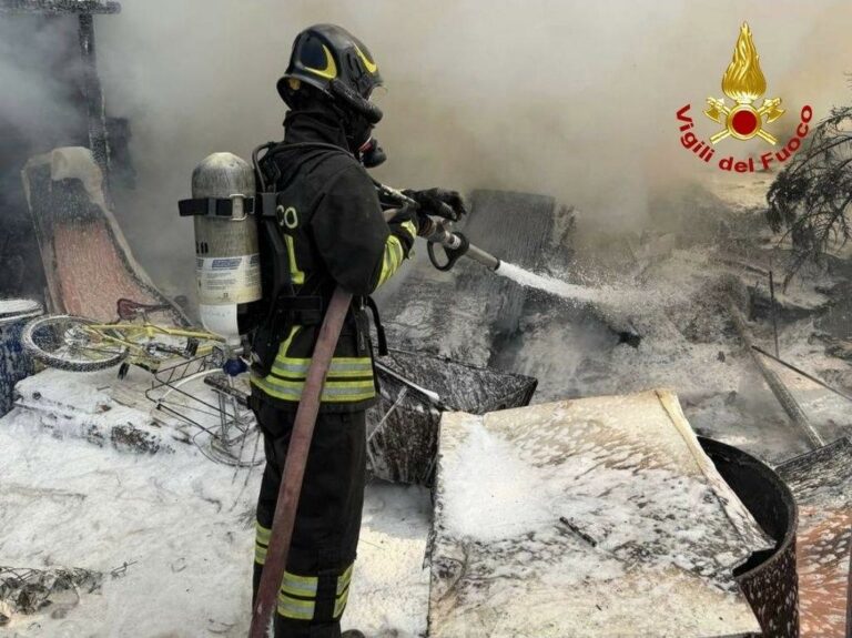 Badia a Pacciana, a fuoco un deposito di materiali