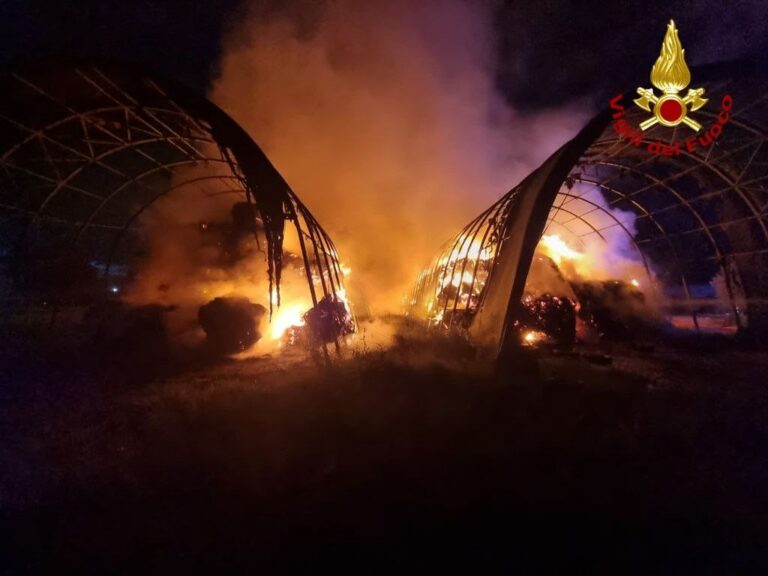 Capannori, a fuoco due strutture con rotoballe