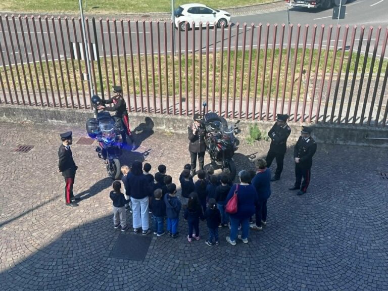 Pistoia, i bambini delle Fucini in visita dai Carabinieri