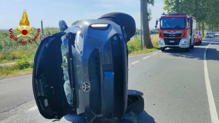 Auto contro un platano, donna intrappolata tirata fuori dai vigili del fuoco