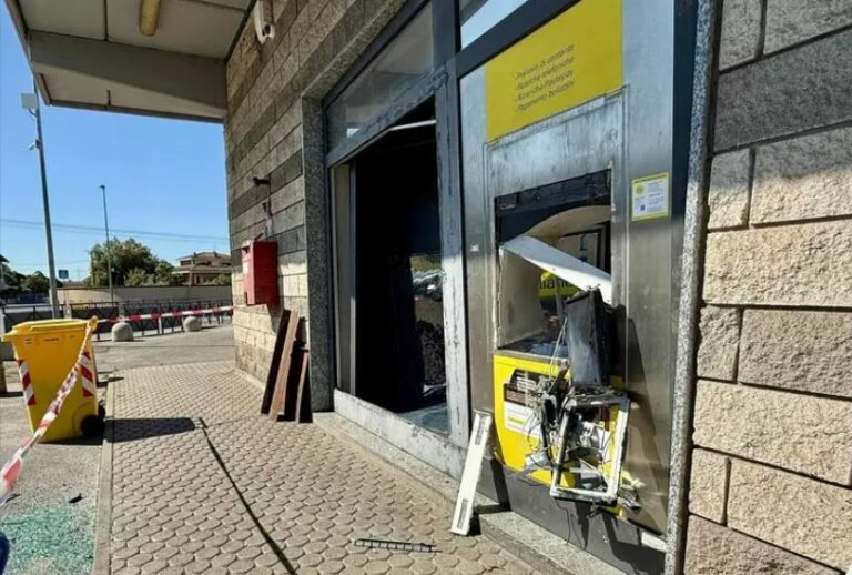 Fatto scoppiare nella notte il bancomat delle Poste a Cintolese