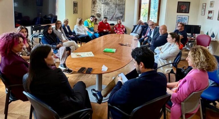 Aperinic, piazza Risorgimento si trasforma in un grande picnic urbano