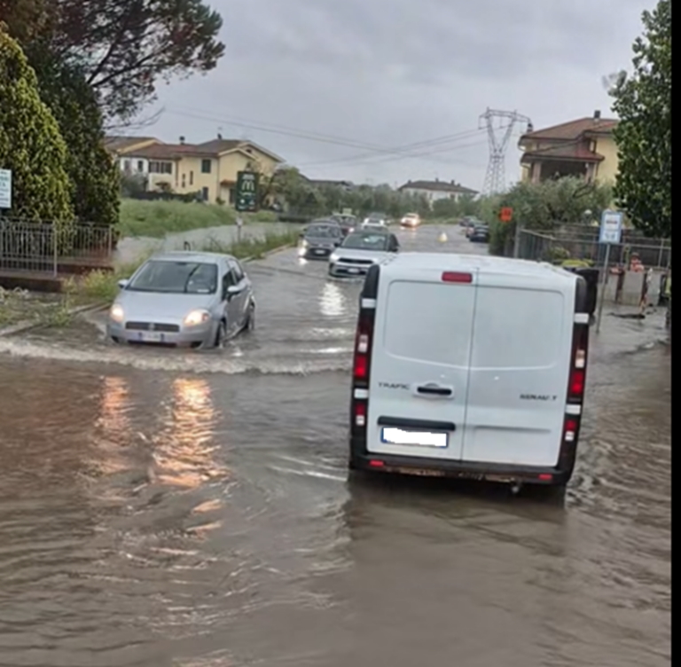 Maltempo a Pescia, allagamenti e disagi: saltano le corse scuolabus