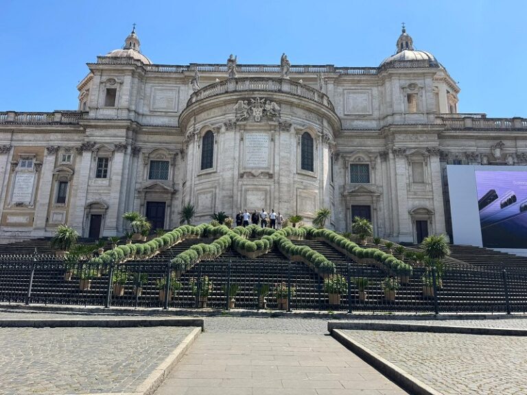 La Basilica di Santa Maria Maggiore a Roma torna a farsi giardino con il vivaismo pistoiese