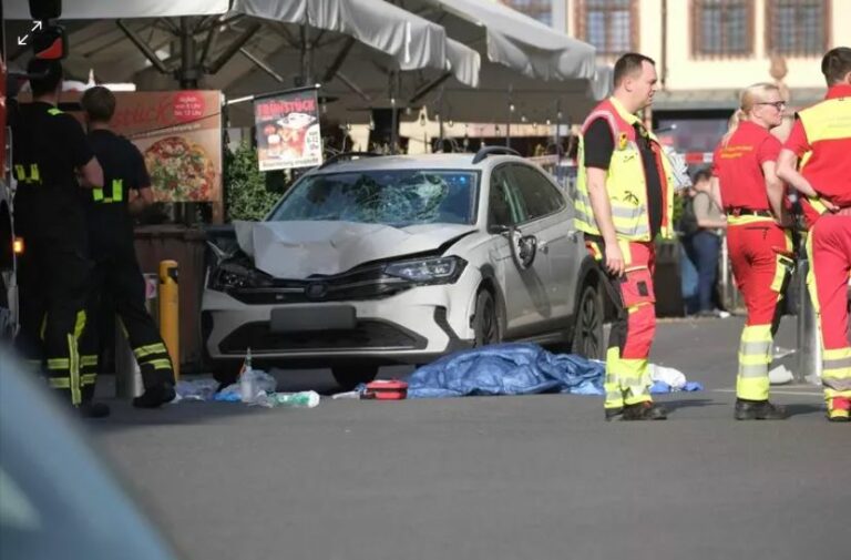 Auto contro la folla a Lipsia, due morti e due feriti