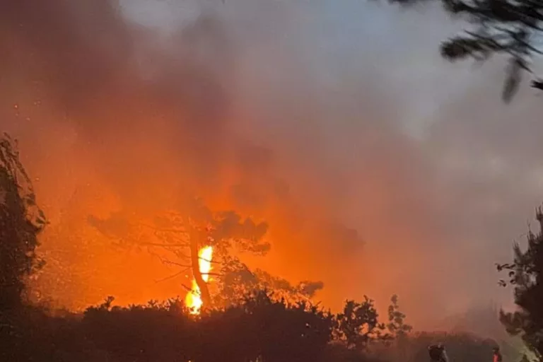 Incendio sul Monte Faeta, nella notte evacuate 3500 persone