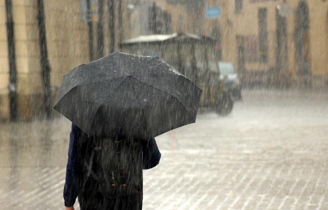 Temporali, vento e mareggiate, codice giallo su Toscana nord ovest