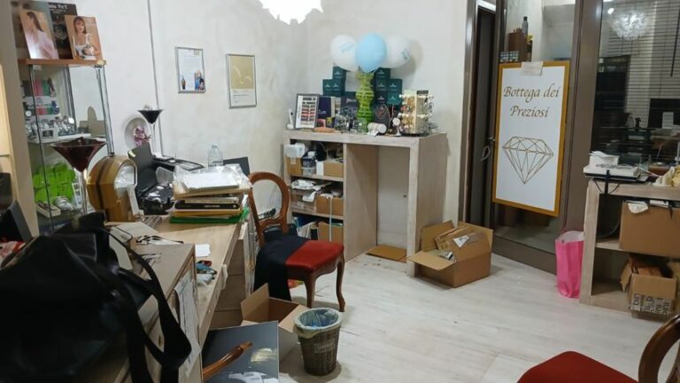 Furto nella notte alla gioielleria di Masotti: portata via la cassaforte in meno di un minuto
