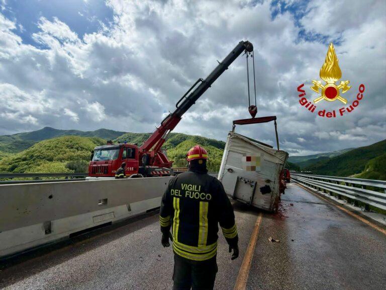 Arezzo, scontro tra due camion