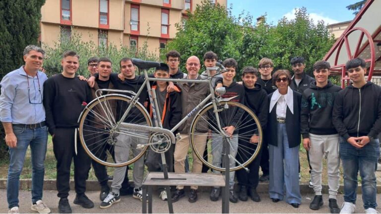 Una bicicletta ‘recuperata’ dai ragazzi del Pacinotti per il presidente Fondazione Caript