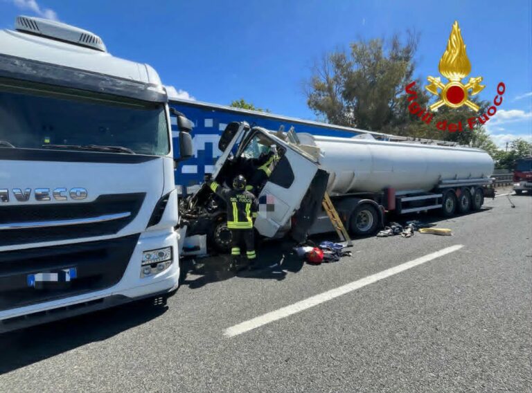 Pisa, scontro tra due Tir in A12 direzione Genova