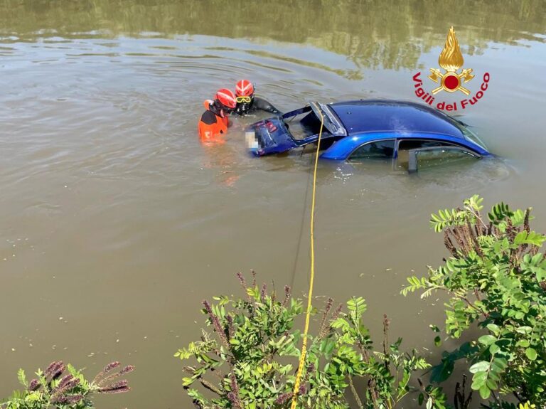 Fucecchio, auto nel canale