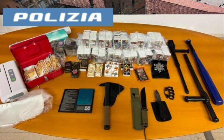 La Polizia arresta un uomo con oltre 21 kg di hashish e armi illegali in casa