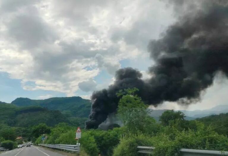 Fiamme in azienda riciclo carta in Lucchesia. Il Comune: ‘non uscire e finestre chiuse’
