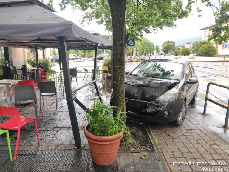 Montemurlo, perde il controllo dell’auto e finisce contro il gazebo di un locale