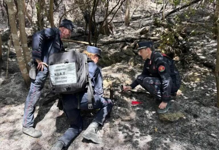 Incendio Monte Faeta, indagati 2 giardinieri: bruciavano potature accanto al bosco