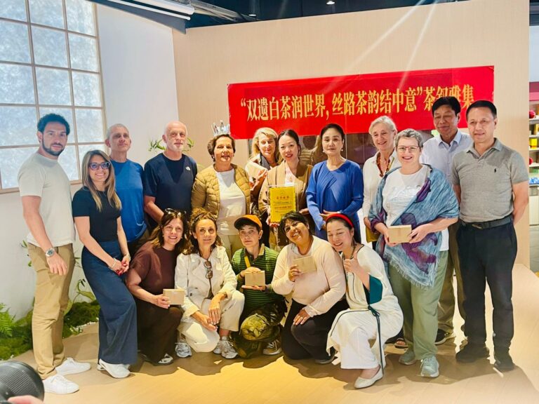 Viaggio in Cina, delegazione premiata per la promozione internazionale del tè. E si guarda a nuove collaborazioni culturali: “Gemellaggio con Prato”