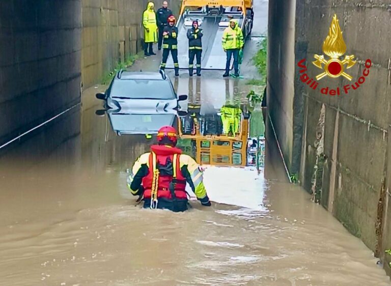 Pisa, bloccato con l’auto nel sottopasso allagato