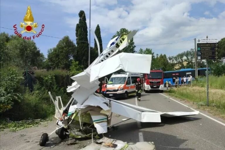 Ultraleggero precipita e atterra in strada a Cecina colpendo un’auto, in 3 illesi