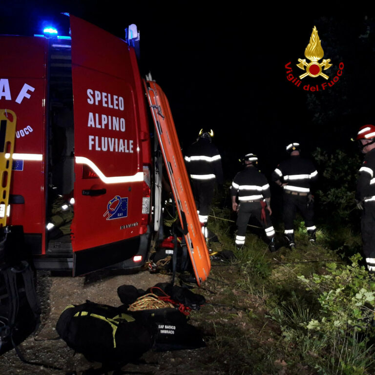 Siena, cade in un dirupo: salvato dai Vigili del fuoco