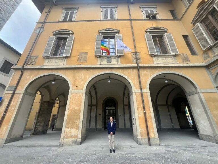 La bandiera della Pace e quella della Rete dei Comuni sostenibili tornano sul Palazzo comunale
