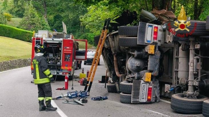 San Marcello. Camion contro un albero, muore autista
