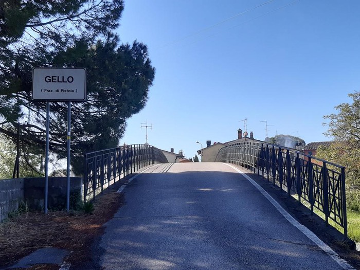 Lo stato di abbandono di via Vecchia Montanina a Gello