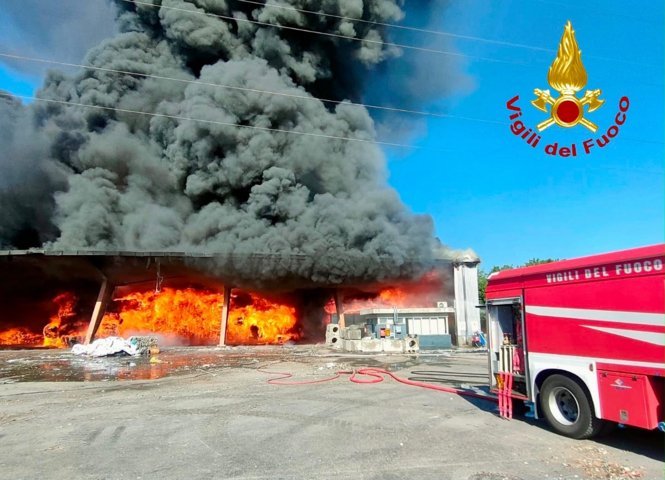 Vicopisano. A fuoco capannone di matteria plastiche