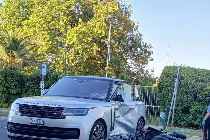 Scontro tra macchina e scooter in Versilia: muore un 17enne, fuggito l’automobilista