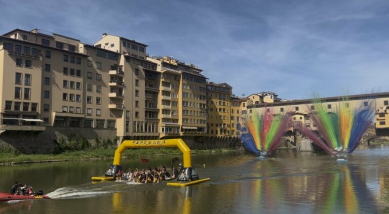 Le imbarcazioni del Chinese Long Boats Festival sotto Ponte Vecchio