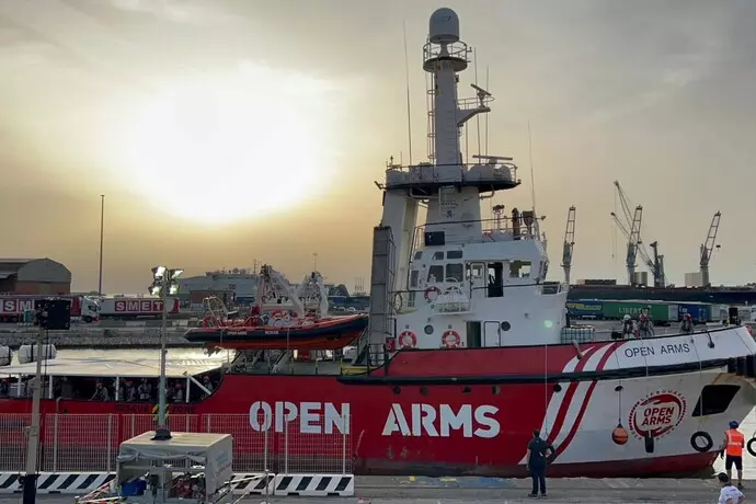 Concluso sbarco a Marina di Carrara dei 58 migranti a bordo Open Arms