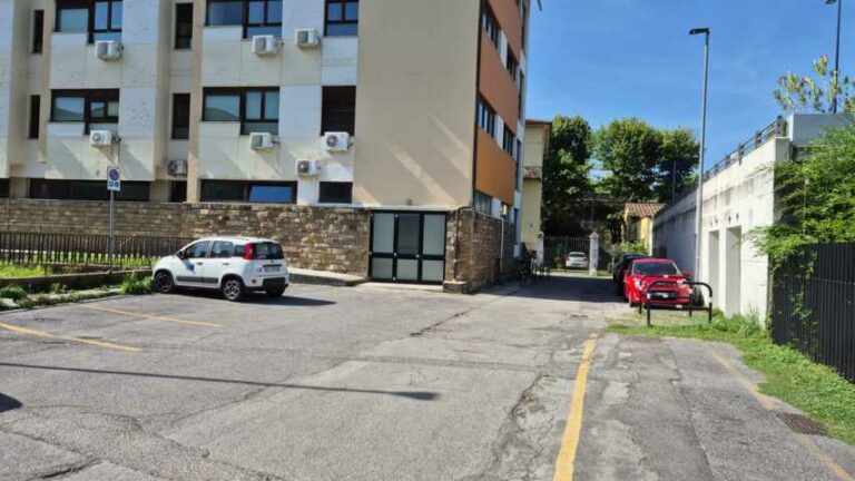Parcheggio di via Trinci, terra di nessuno dove le risse e lo spaccio sono protagonisti delle notti
