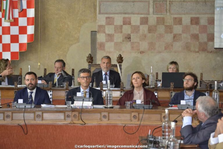 Il Consiglio comunale approva la variazione di bilancio per sociale, manutenzioni e investimenti