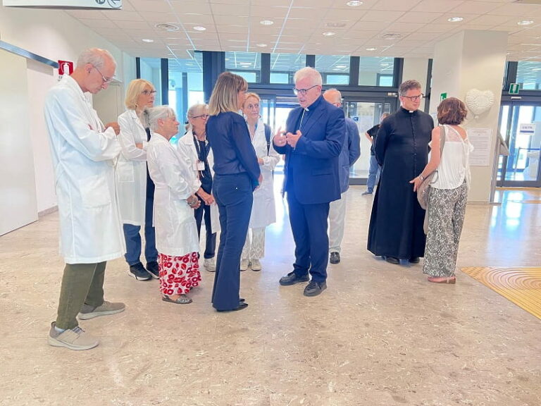 Visita del Vescovo Augusto Mascagna all’Ospedale San Jacopo