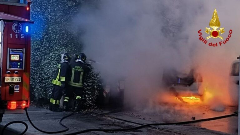 Auto e cassonetti a fuoco all’alba a Viareggio