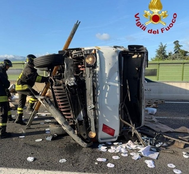 Scontro tra due furgoni sull’A11, un morto