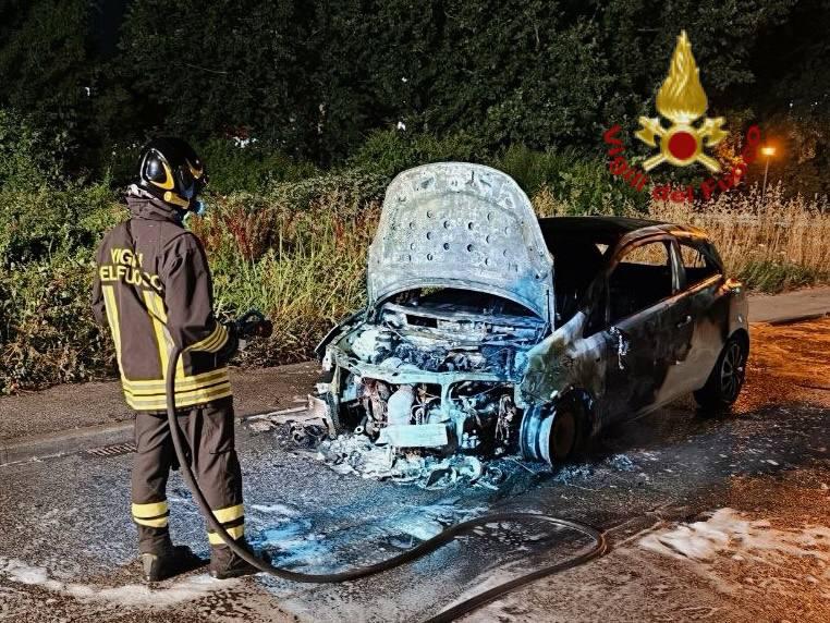Auto distrutta dalle fiamme questa notte ad Agliana