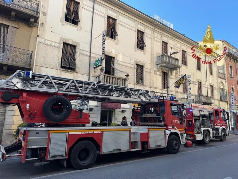 Incendio in un Hotel di Arezzo: i vigili del fuoco liberano 7 persone bloccate dal fumo