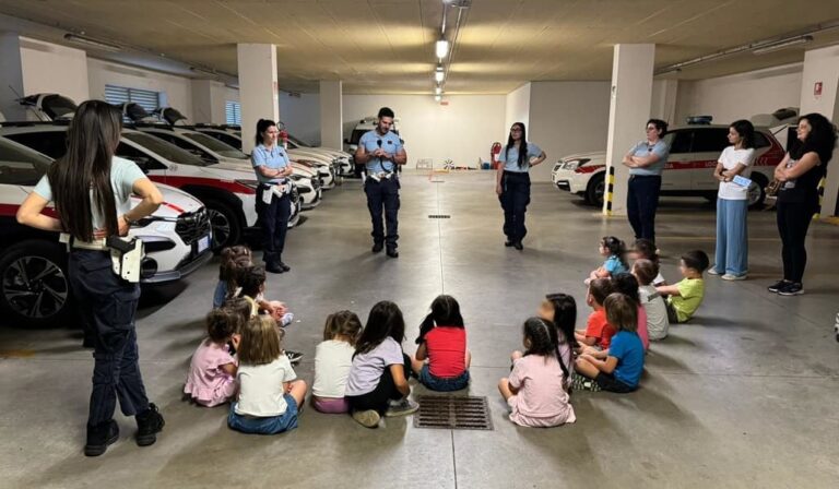 Bambini della scuola d’infanzia Marino Marini alla scoperta del lavoro degli agenti della Polizia Locale