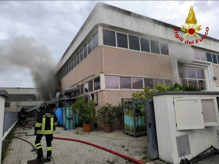 Incendio in un capannone a Monsummano